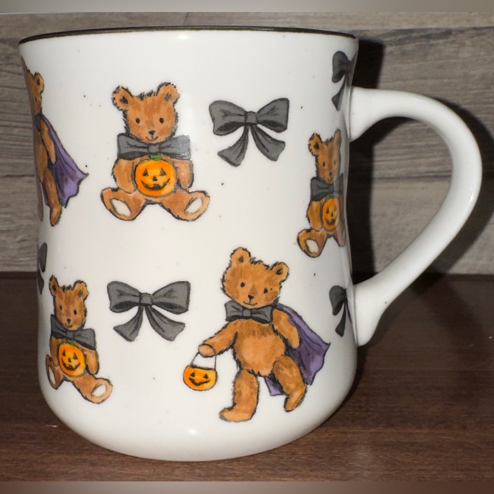 Super Cute 🥰  Vintage Look Mug With Teddy Bears 🐻 Wearing Halloween 🎃 Costume